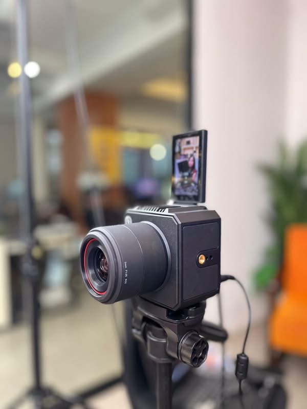 Professional compact camera with large lens and flip-up display